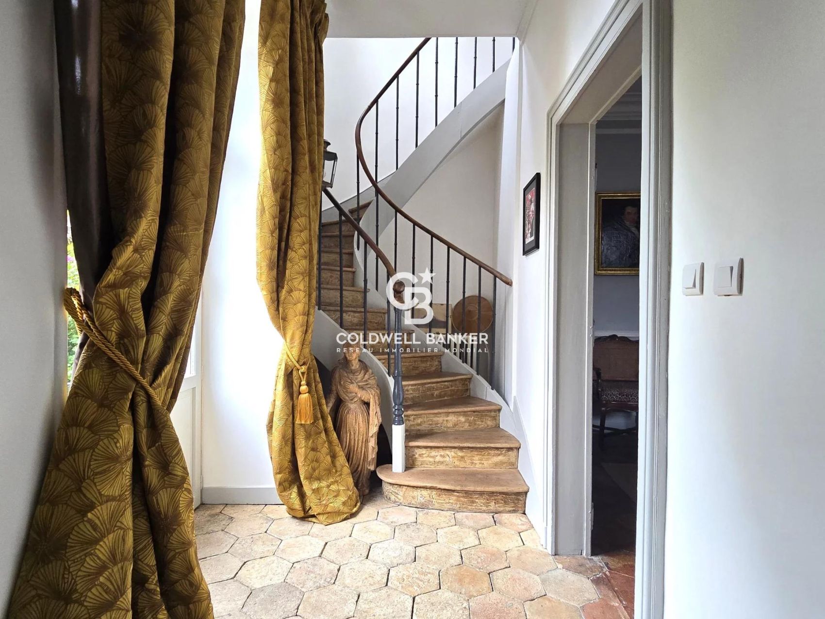 Pour ceux qui rêvent d’acheter une maison élégante et pleine d’histoire, ce bien conjugue le charme de l’ancien et le confort moderne dans un cadre rare.