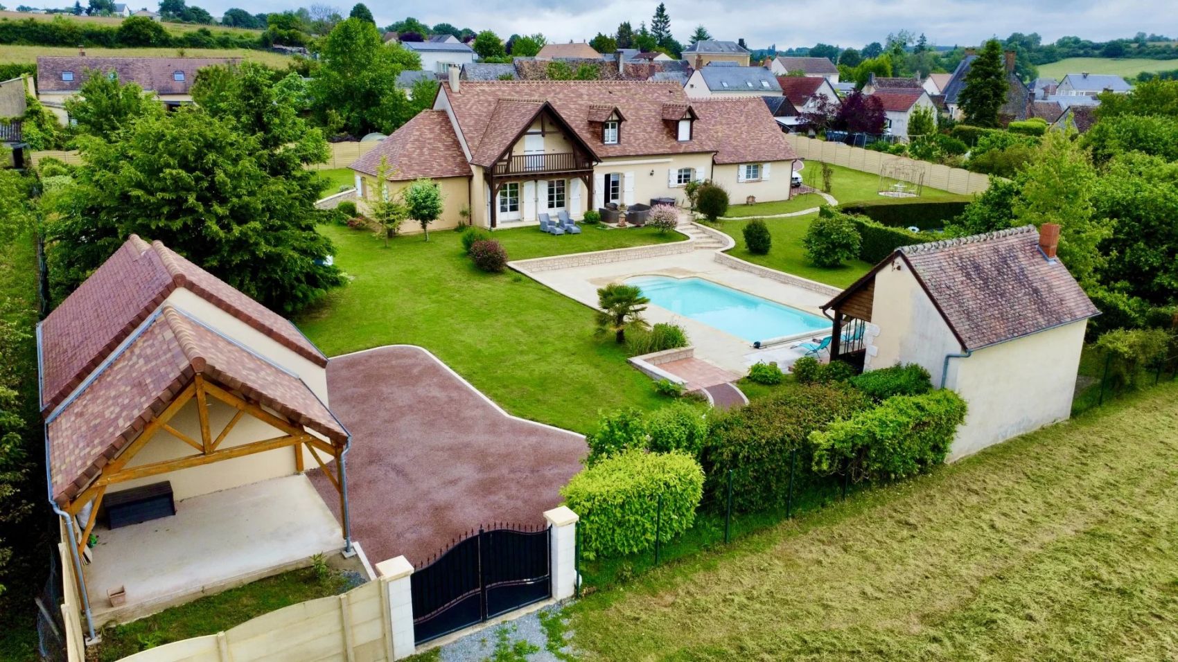 Magnifique maison à vendre à Ecommoy avec 4 chambres, piscine et Garage