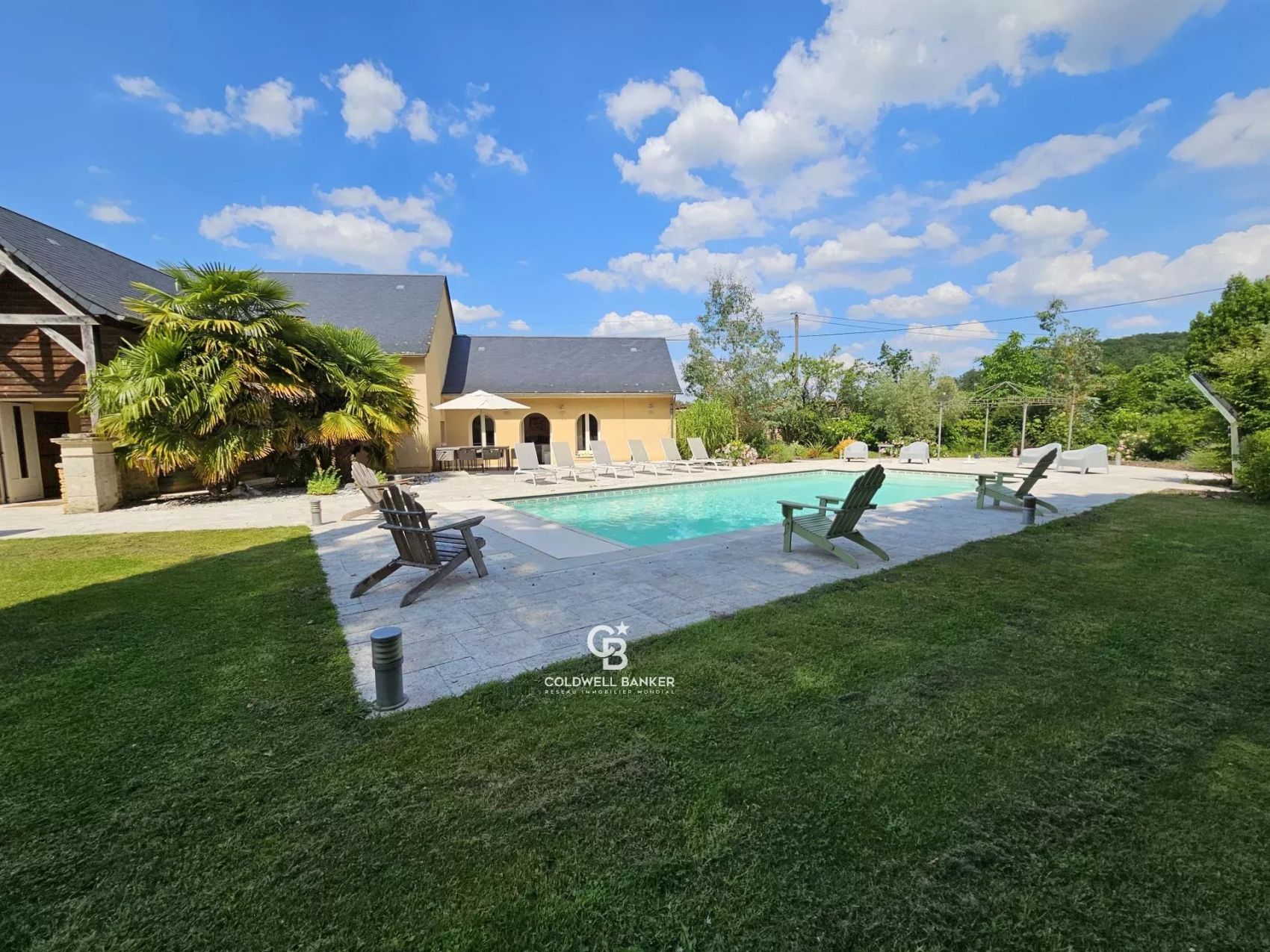 Magnifique propriété d’exception avec parc paysagé de plus de 4 ha, étang poissonneux, piscine et espaces de loisirs, à moins de 2 h de Paris.