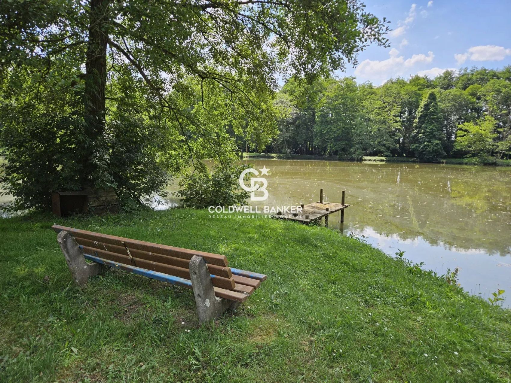 Cadre paisible et verdoyant, à proximité des commodités et des grands axes, propice à un quotidien serein et raffiné.