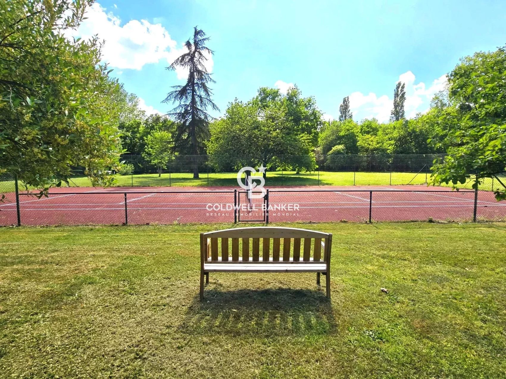 Propriété de famille idéale, où élégance, lumière naturelle et volumes généreux se conjuguent pour un confort de vie optimal.