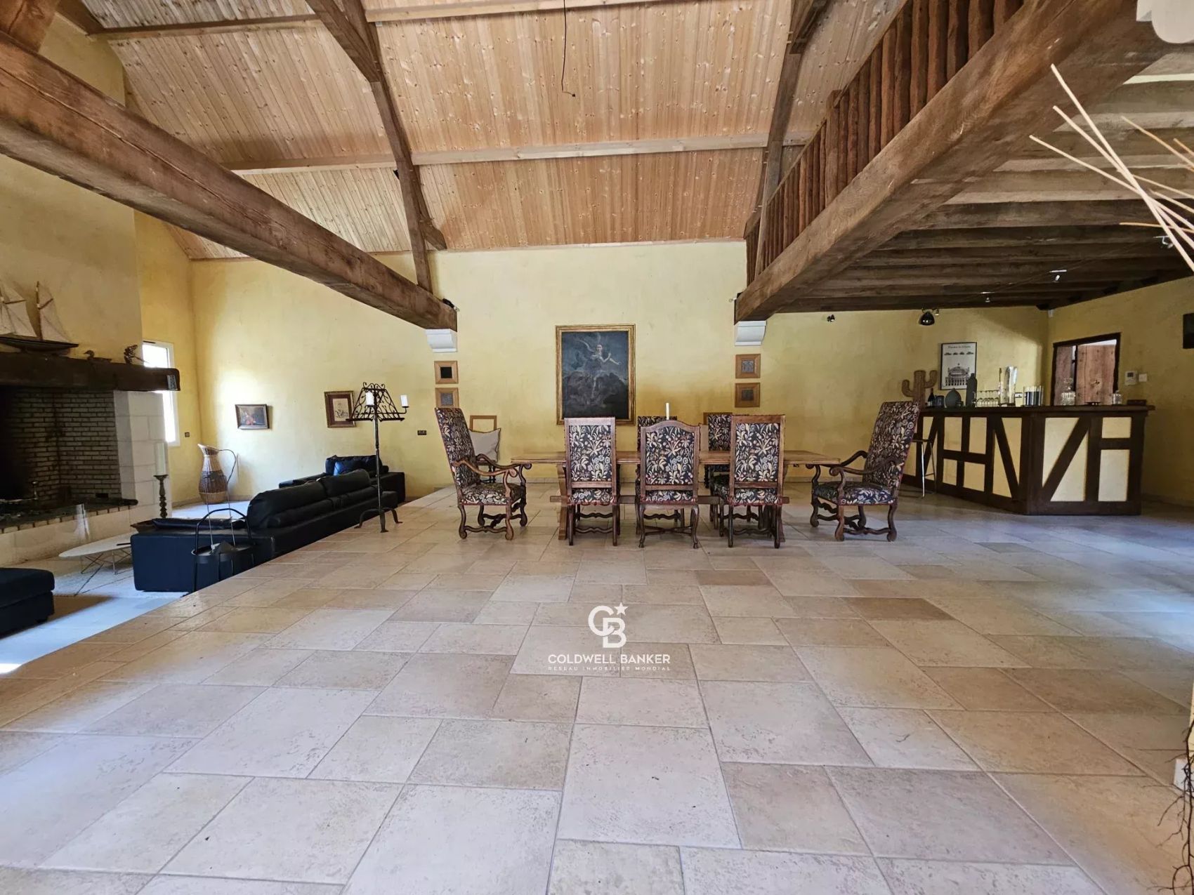 Un parc arboré, tennis, mini-golf et piscine pour des loisirs en plein air sans compromis, au cœur d’un environnement naturel enchanteur.