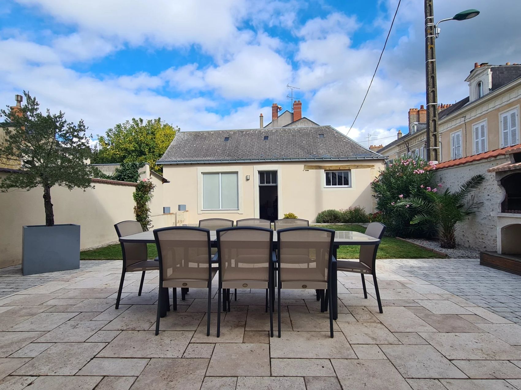 Maison bourgeoise avec beaux éléments dans le centre-ville de la Flèche