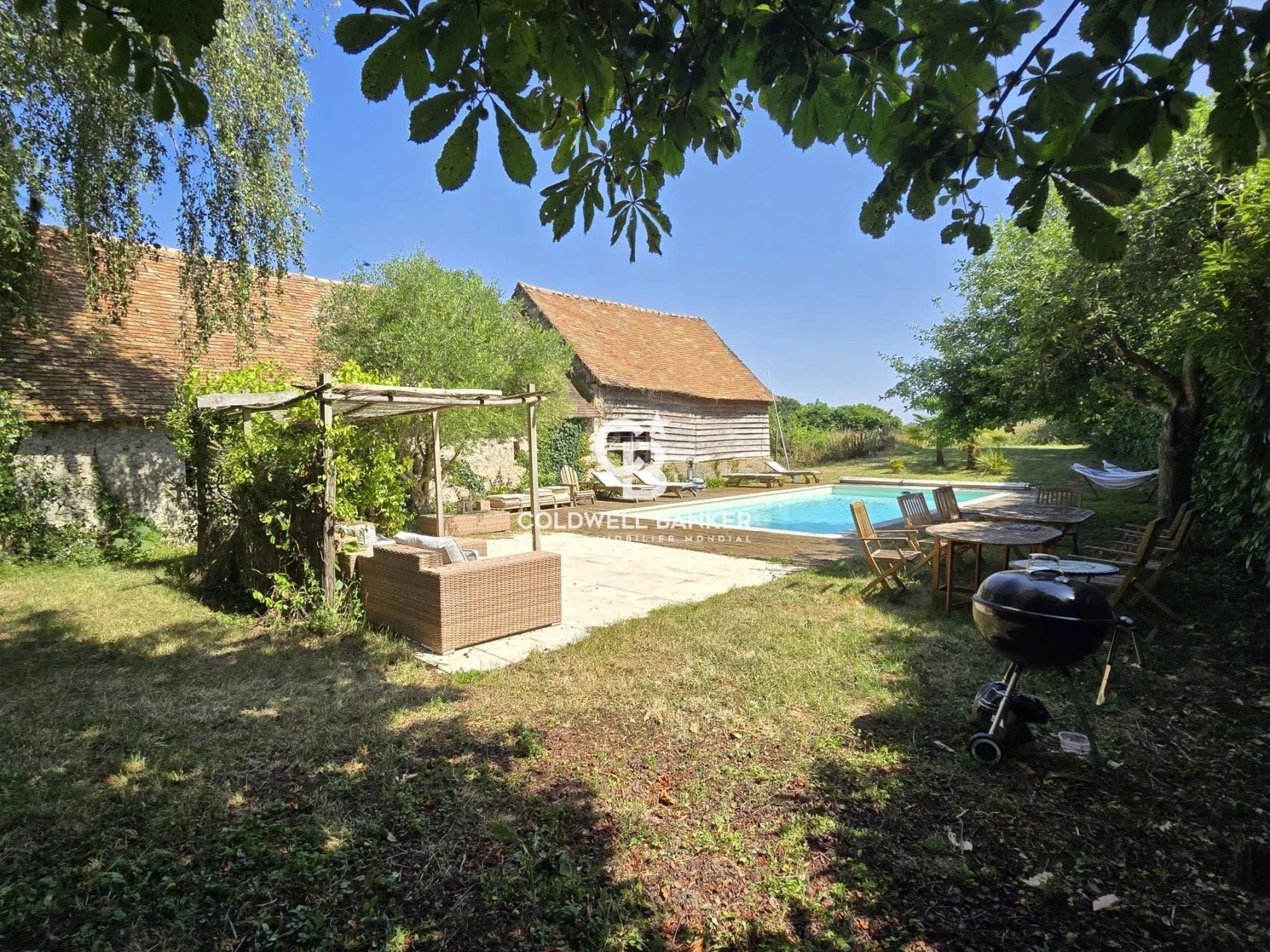 acheter une maison de campagne avec une piscine et un grand terrain