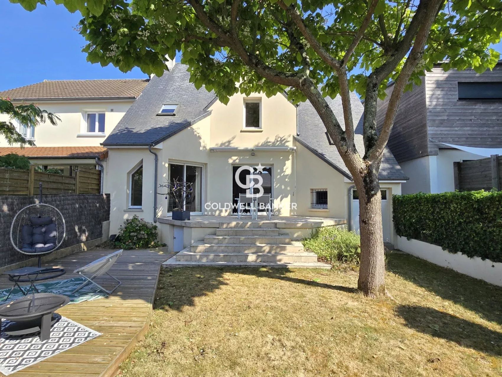 Vous souhaitez acheter une maison familiale au Mans ? Découvrez ce bien rare en fond d’impasse.