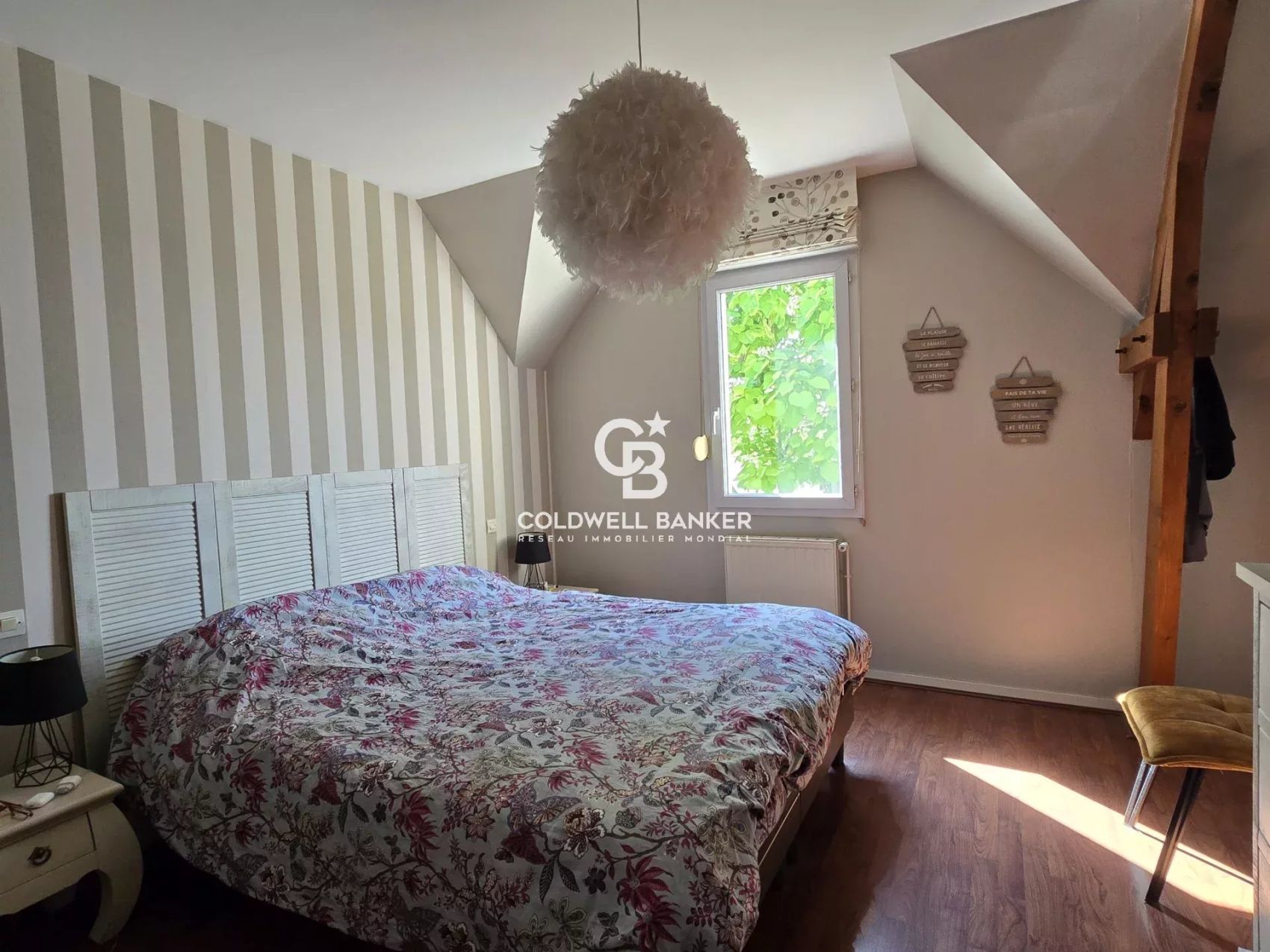 À vendre, maison lumineuse avec cuisine neuve, idéale pour une famille cherchant le calme en ville