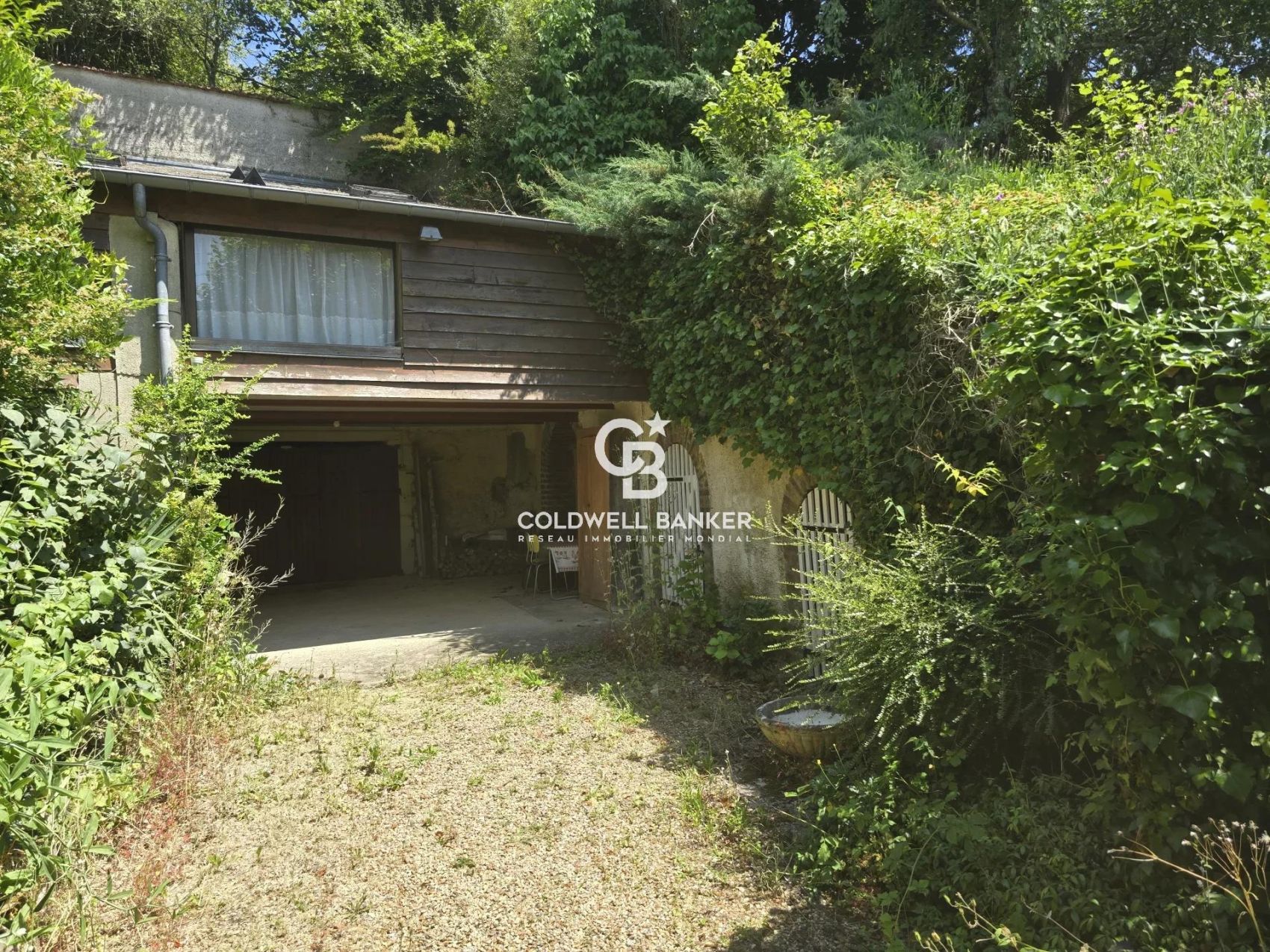 À vendre – Maison familiale avec jardin, garage et dépendances à La Chartre-sur-le-Loir