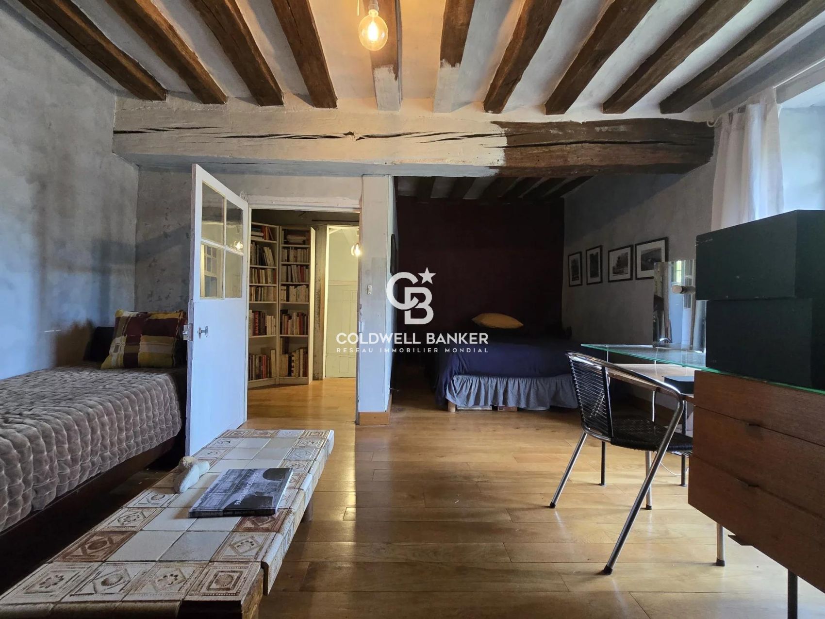 Acquérir une demeure de charme du XVe siècle en Sarthe avec trois chambres, dépendances et cours d’eau