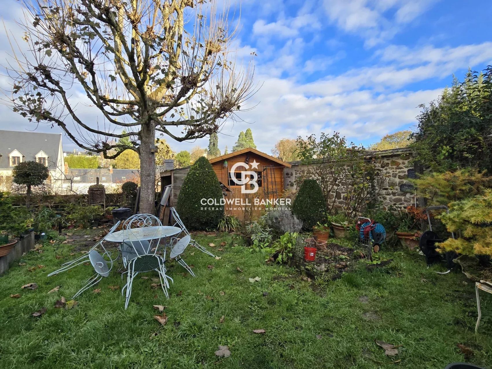 Bien immobilier rare avec séjour lumineux et cuisine ouverte donnant sur jardin à vendre au Mans quartier Jardin des Plantes