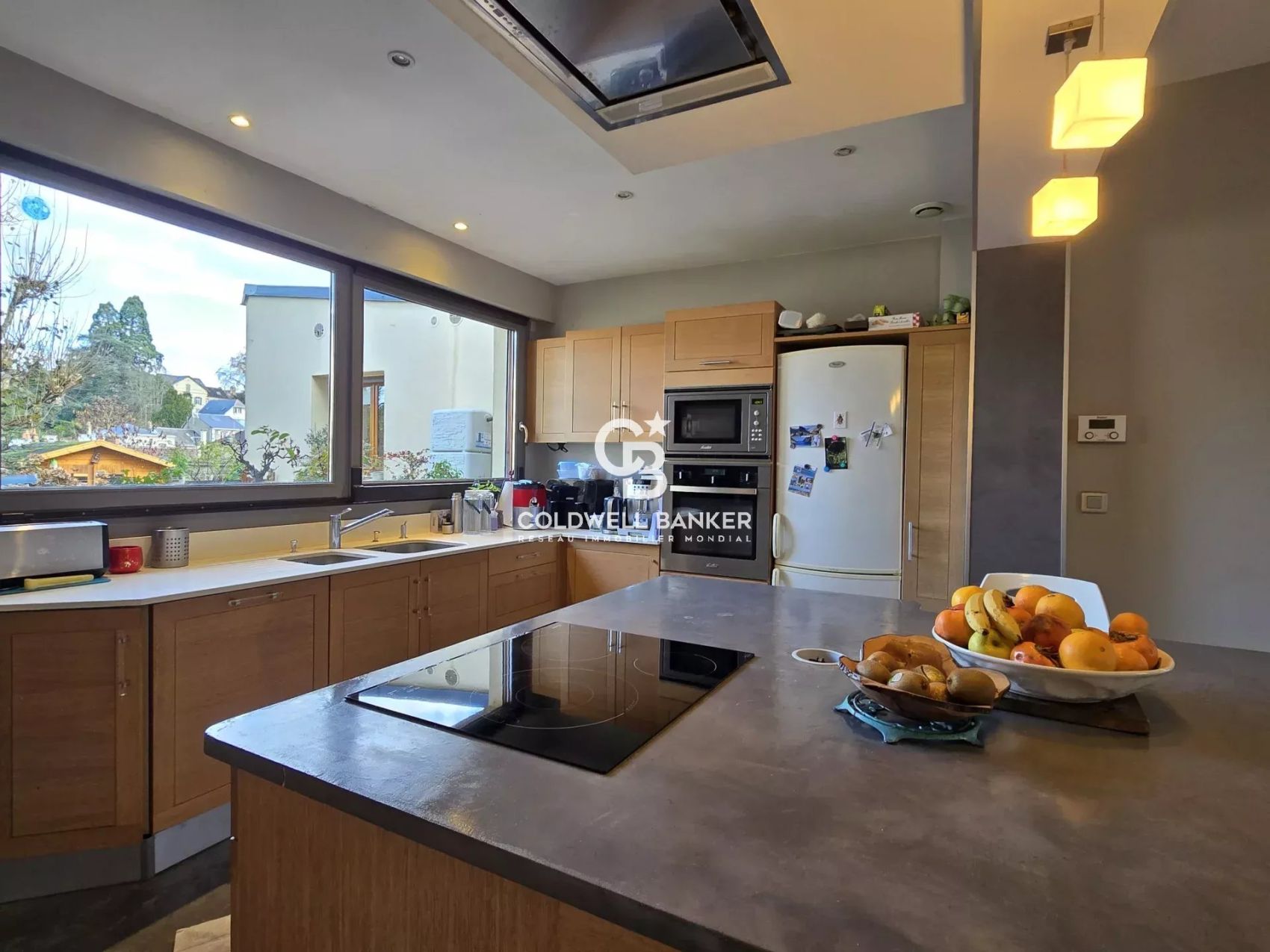 Trouver une maison avec trois chambres, salon avec insert et extérieur arboré dans un environnement calme au cœur du Mans