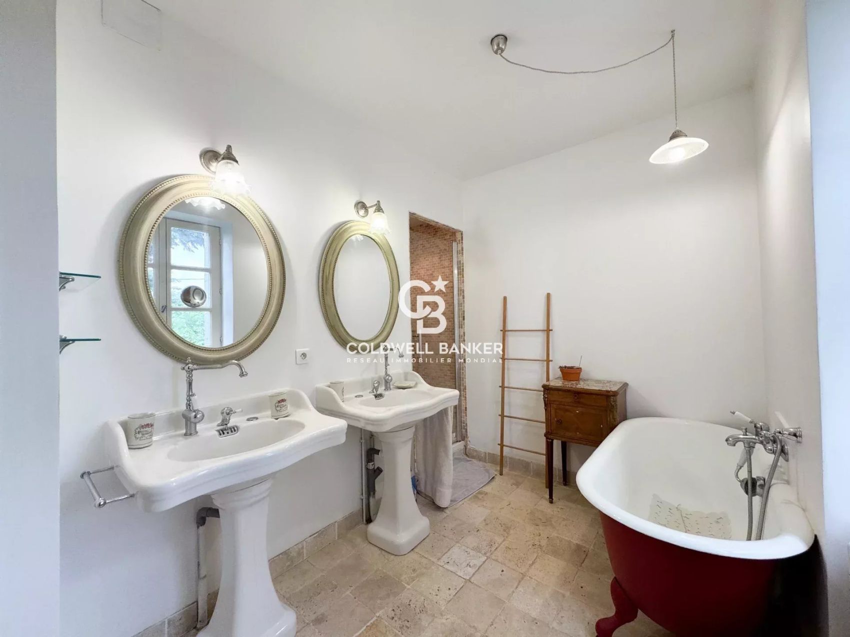 propriété à vendre en sarthe avec grand terrain et dépendances