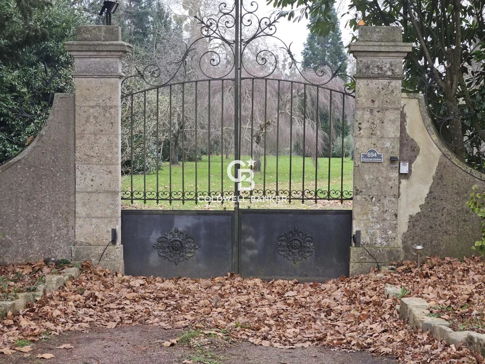 château à vendre avec piscine et vergers en sarthe proche du mans