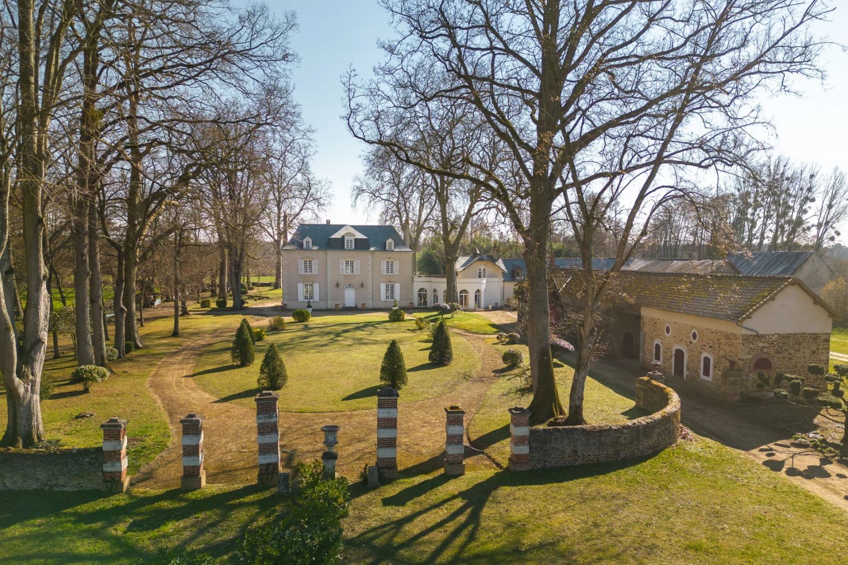 Demeure d'Exception rénovée avec grands espaces et parc aux porte du Mans