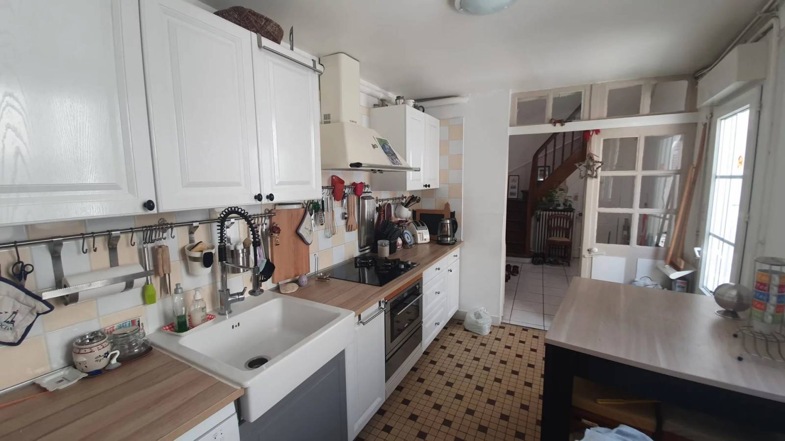 cuisine aménagée et équipée avec son arrière cuisine