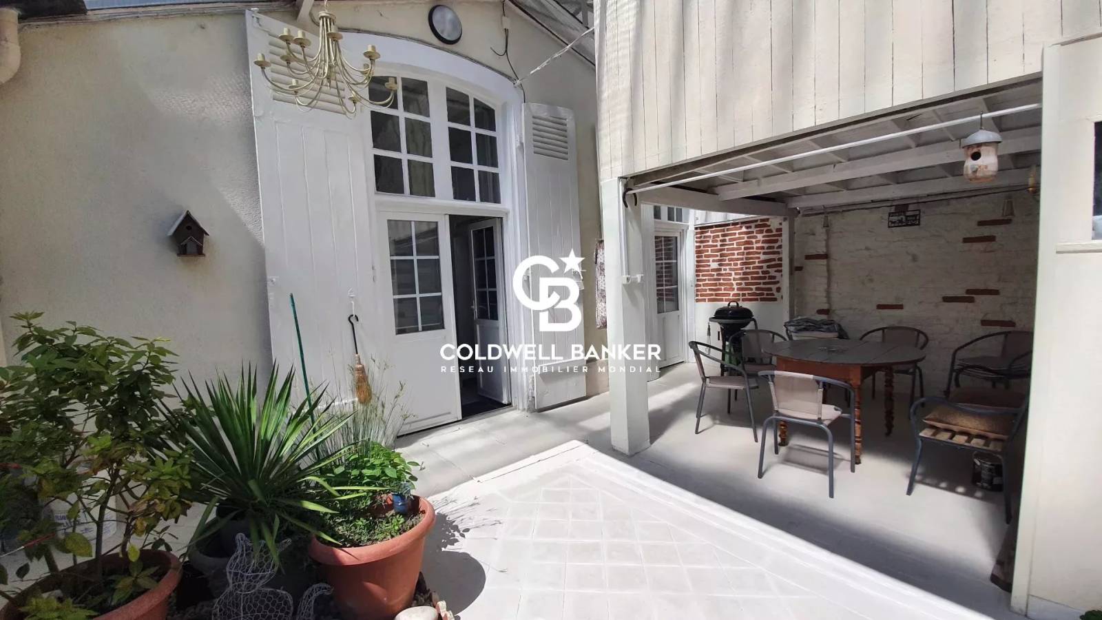 cour végétalisée et son coin repas ombragé