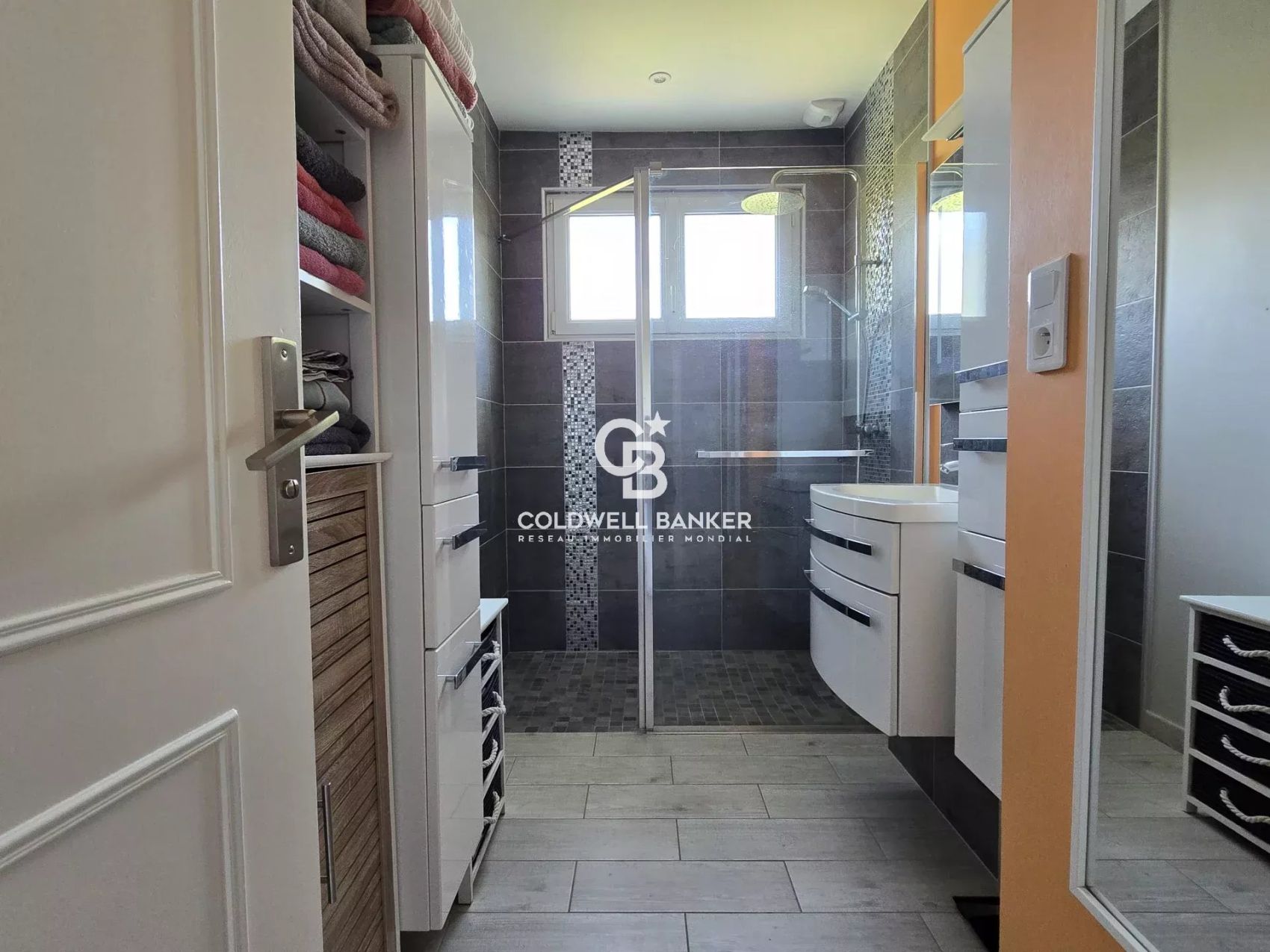 maison rénovée en 2024 avec 5 chambres à vendre à neuville sur sarthe