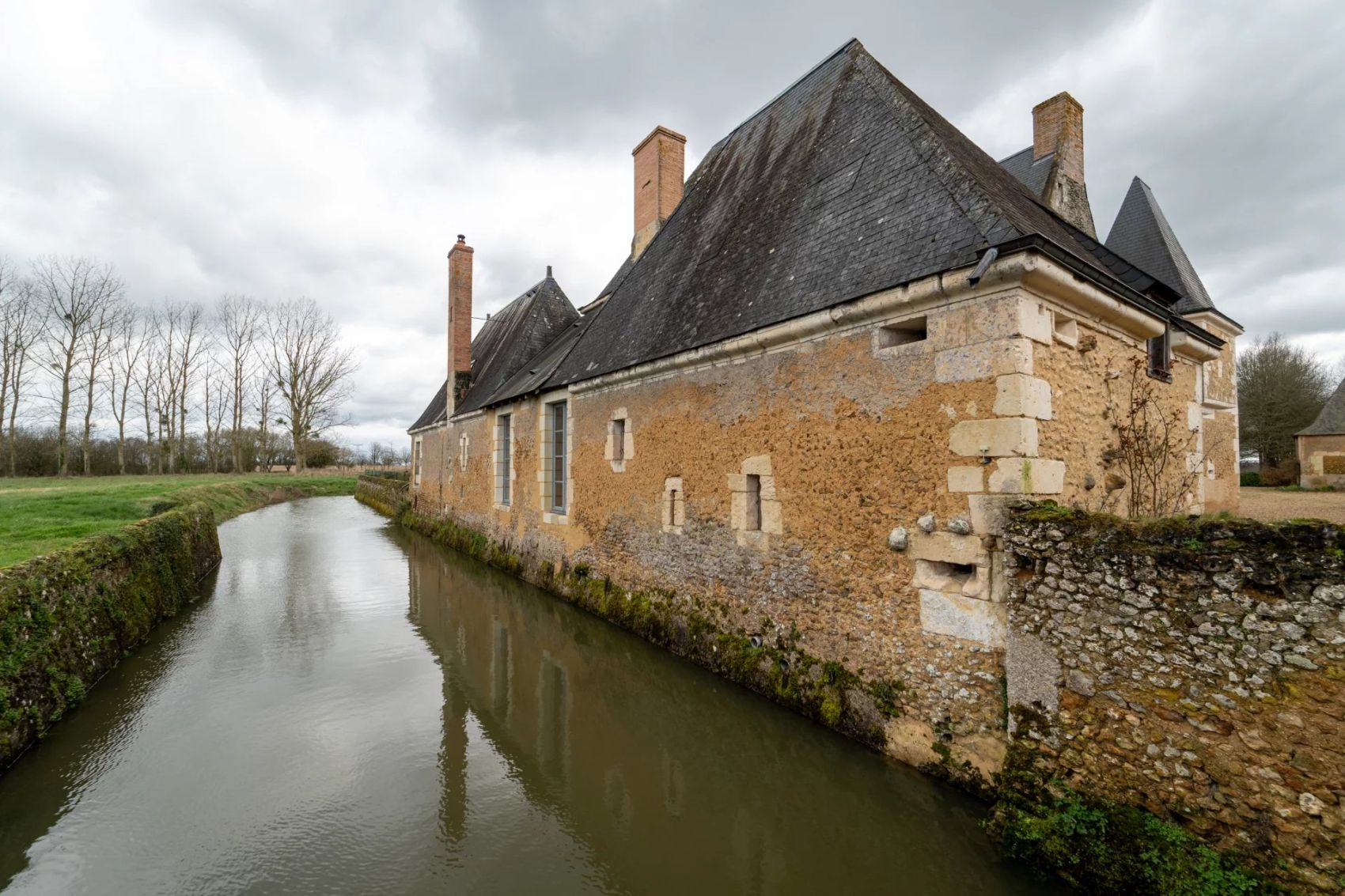 acheter un manoir authentique en sarthe avec douve
