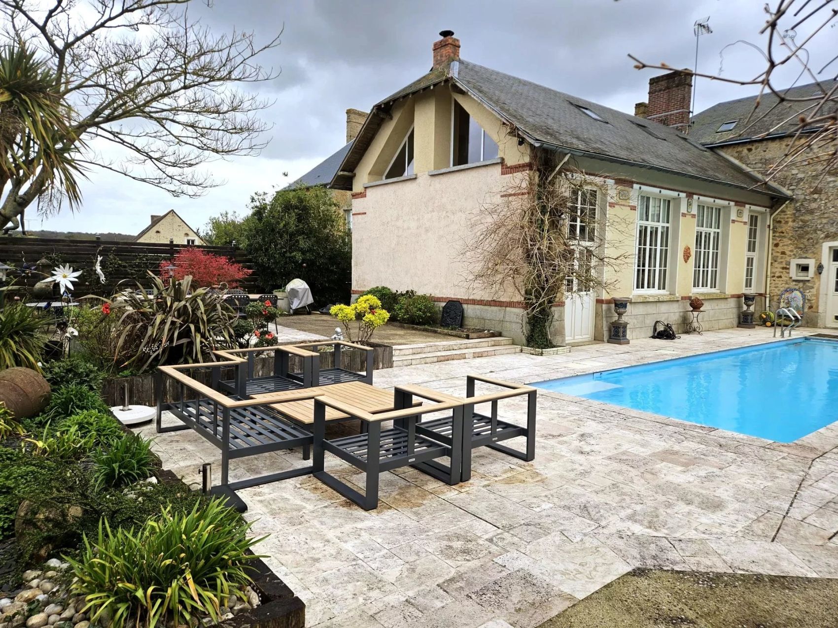 acheter une maison ancienne rénovée avec piscine chauffée et spa dans le perche sarthois