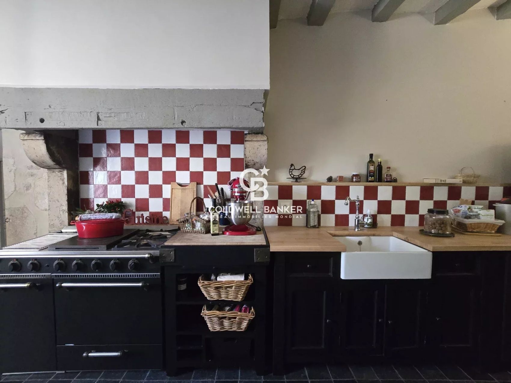Habiter dans une maison ancienne rénovée avec poutres et tomettes