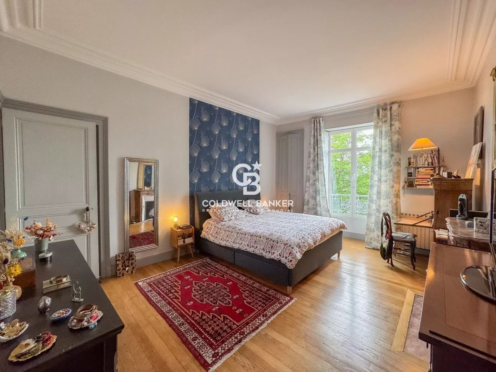 A Vendre une maison ancienne rénovée avec jardin et stationnement sécurisé au Mans en centre ville