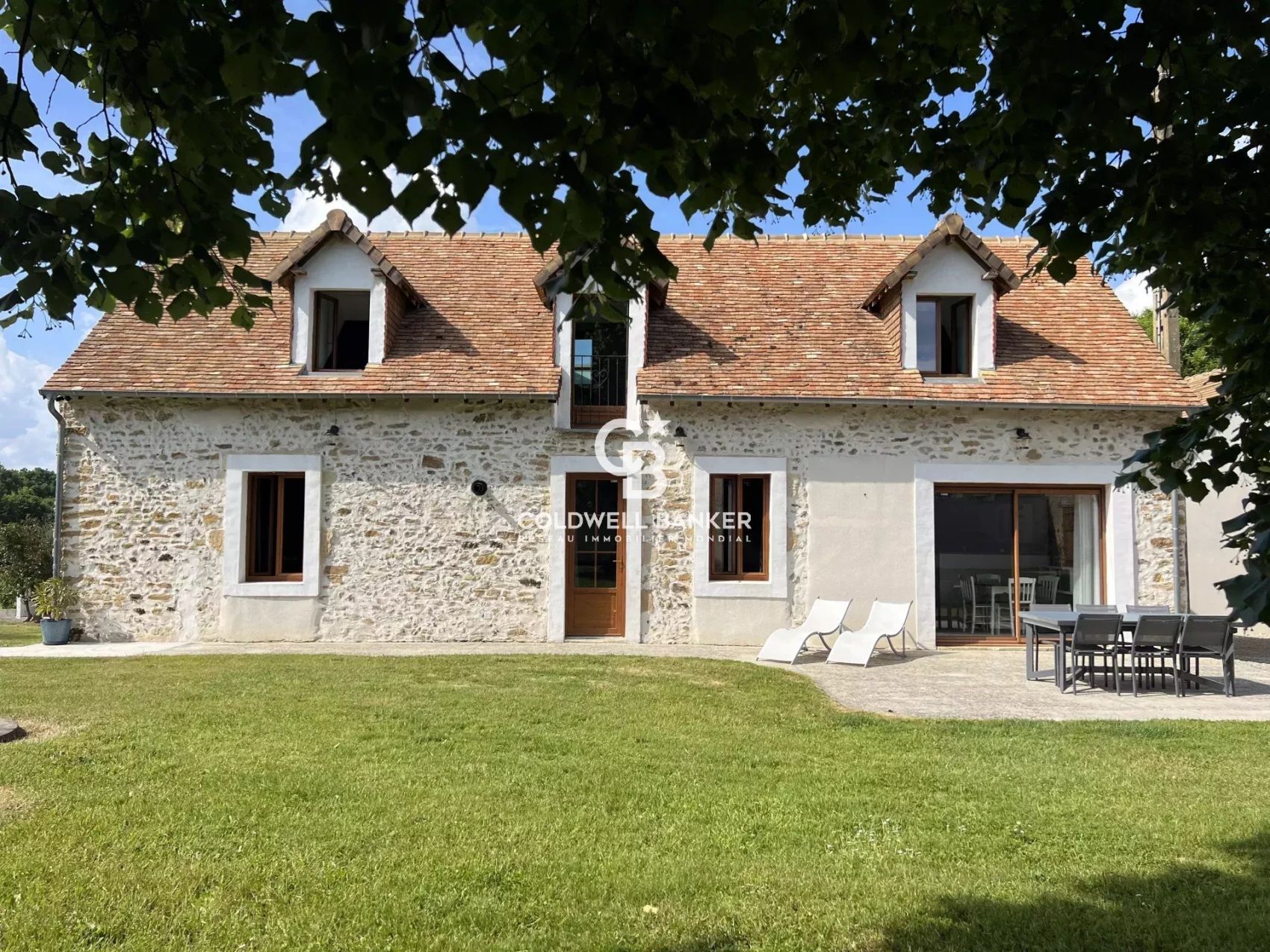 À VENDRE – Propriété de charme avec piscine, vue dégagée & dépendances – À 30 minutes du Mans