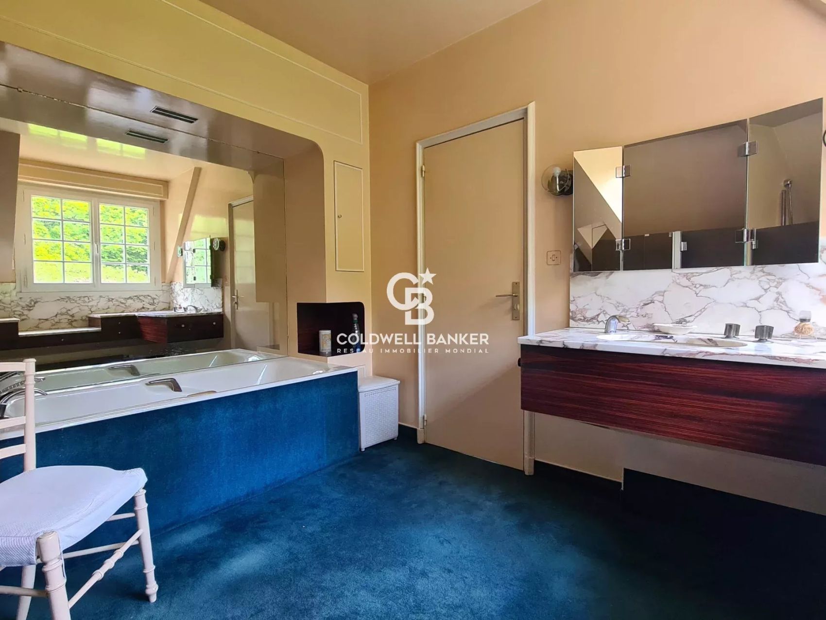 Maison spacieuse pour grande famille – 6 chambres, plusieurs salles d’eau et un vaste espace de vie lumineux donnant sur la nature.