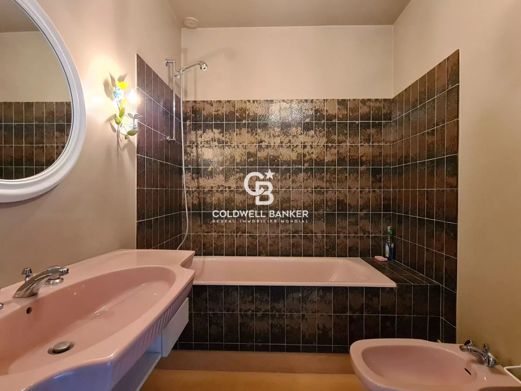 Une maison où tout est possible – Son terrain piscinable vous laisse imaginer de belles journées ensoleillées en famille ou entre amis.