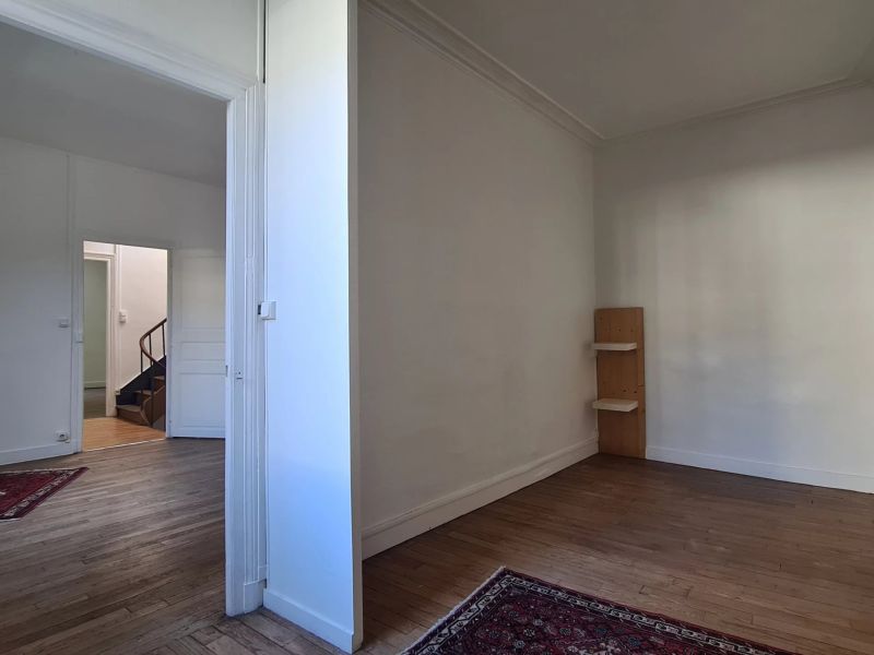 Mancelle en centre ville du Mans vue sur le jardin des plantes