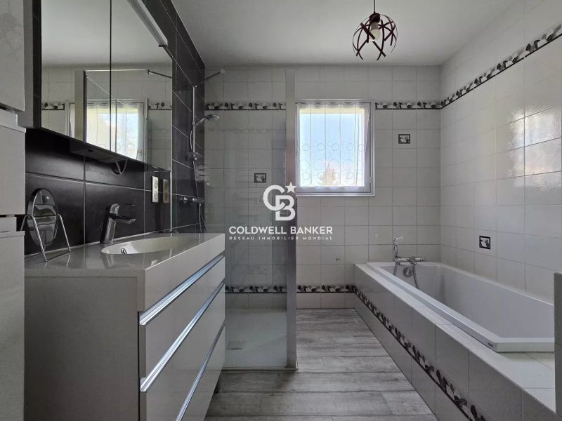 A vendre maison avec maison avec de beaux volumes lumineux