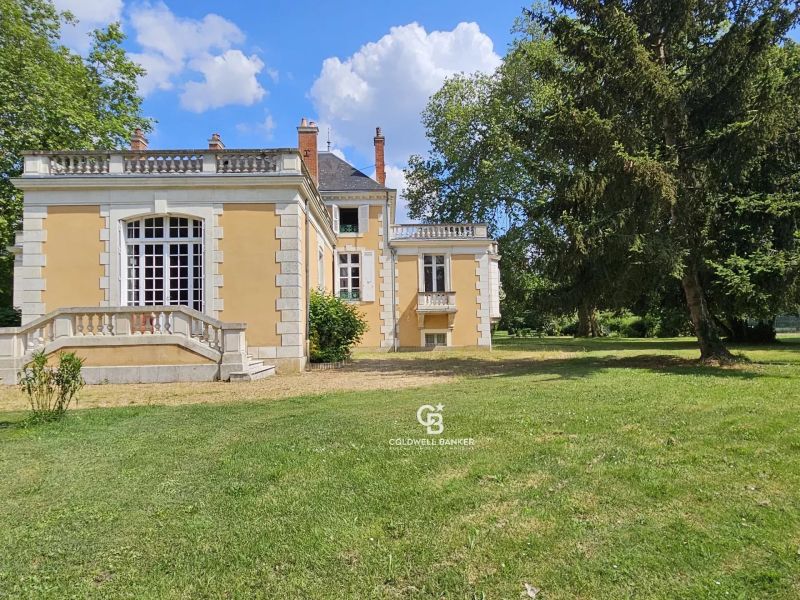 A vendre Château du début du XIXème siècle situé dans le Perche Sarthois au cœur d'un parc de plus de 4 hectares. 
