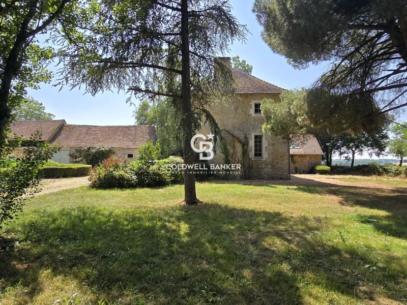 À vendre – Magnifique manoir  entre Sarthe et Anjou avec parc, piscine et dépendances