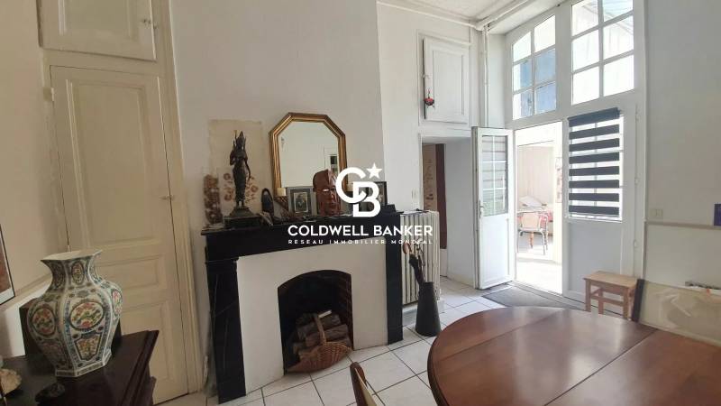 séjour avec cheminée et accès direct sur la cour