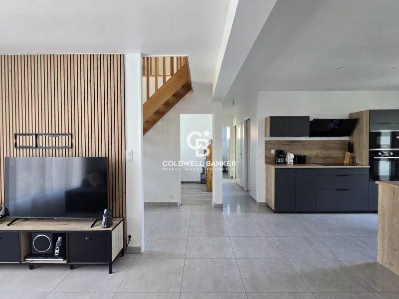 À Vendre – Maison Familiale Rénovée à Neuville-sur-Sarthe en 2024, 5 Chambres, Jardin, Garage