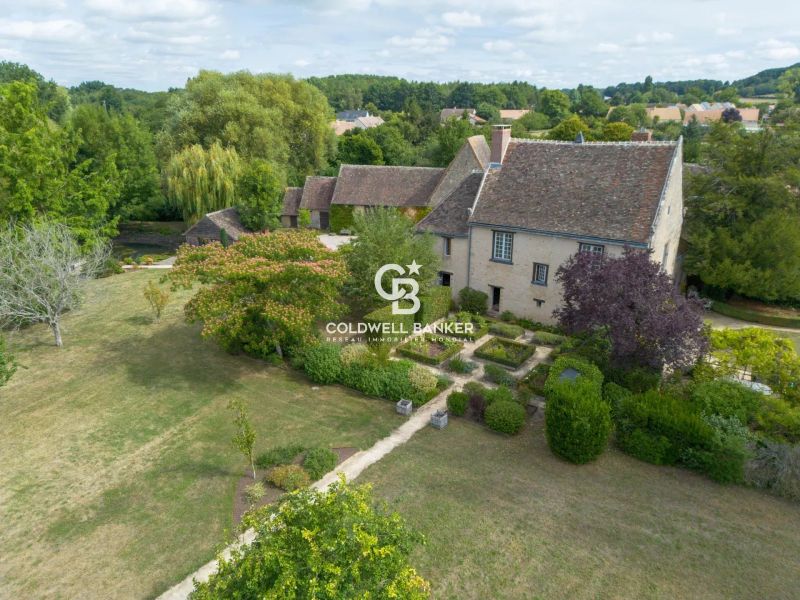 à vendre demeure de prestige est située au centre d’un parc arboré de plus de 5 hectares