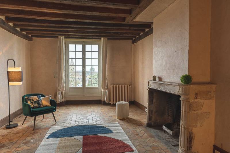 Grand séjour avec cheminée en pierre