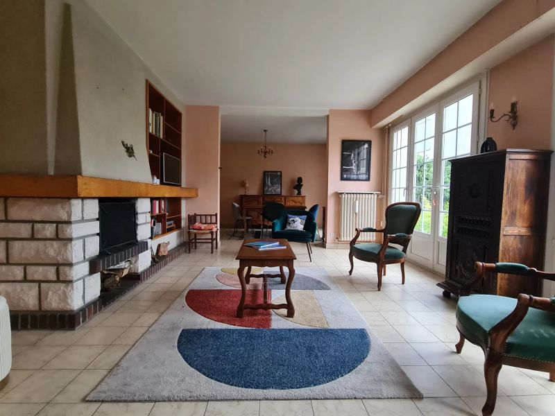 maison à vendre avec grande pièce de vie lumineuse au mans dans un quartier prisé